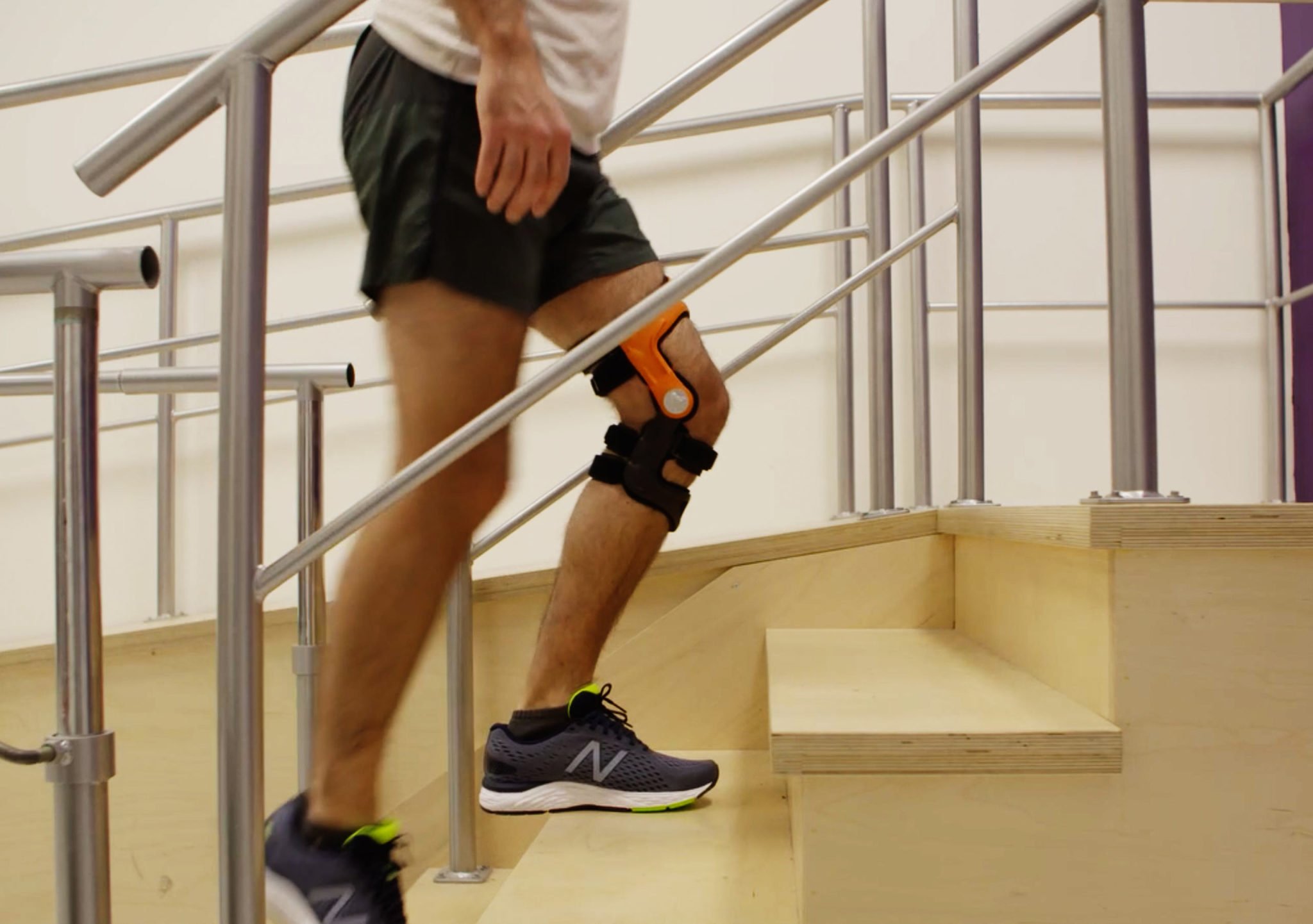Knee brace designed for athletes and runners